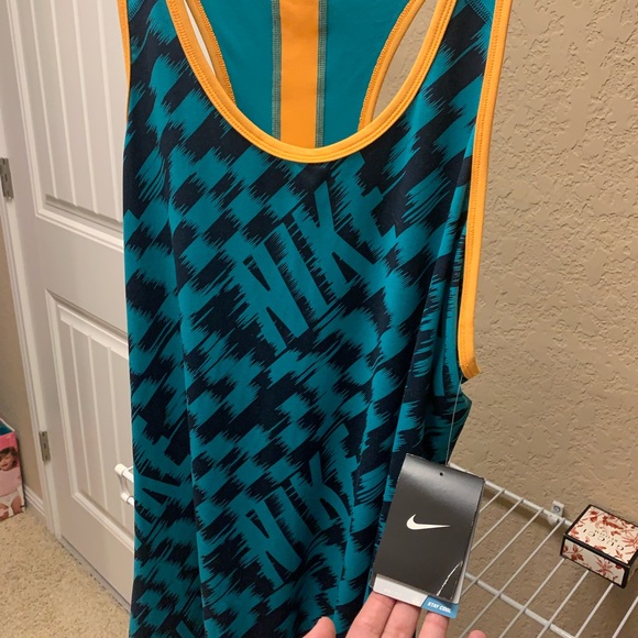 New nike top,size XL - Picture 3 of 6